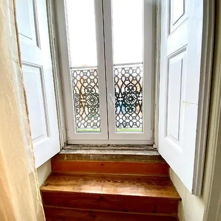 Гостевой дом Nature Chiado 2- Cozy Little Double With Shared Bathroom Лиссабон